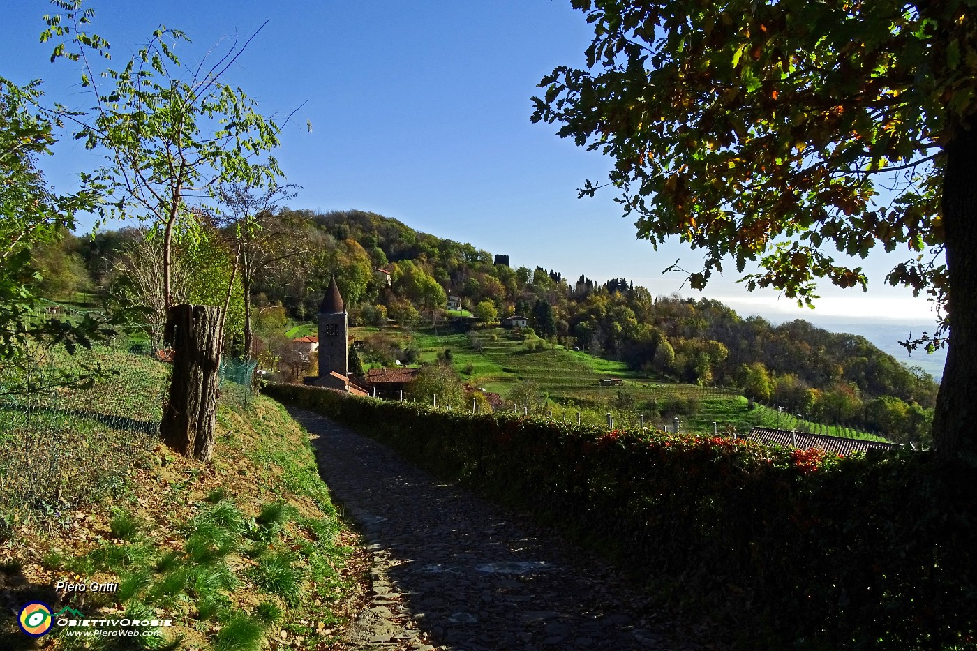 43 Abbazia di S. Egidio e colle Montealbano.JPG -                                